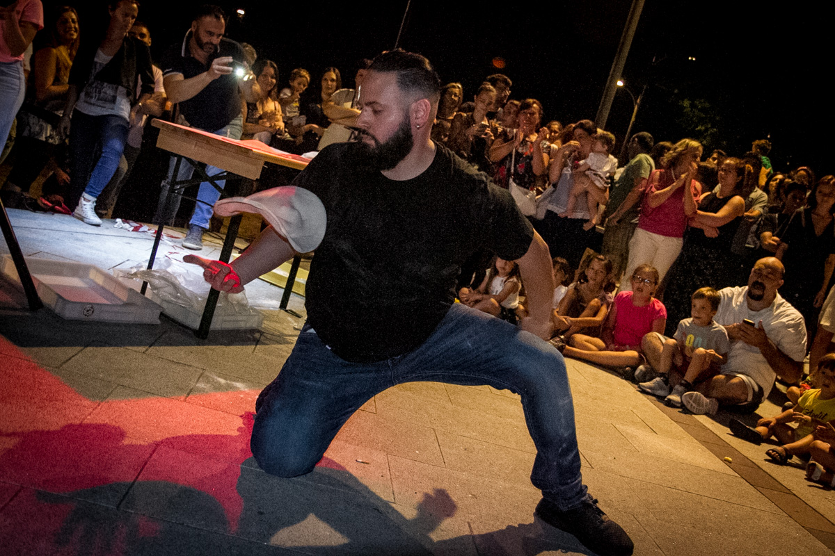 Valerio Torre in una esibizione di pizza acrobatica